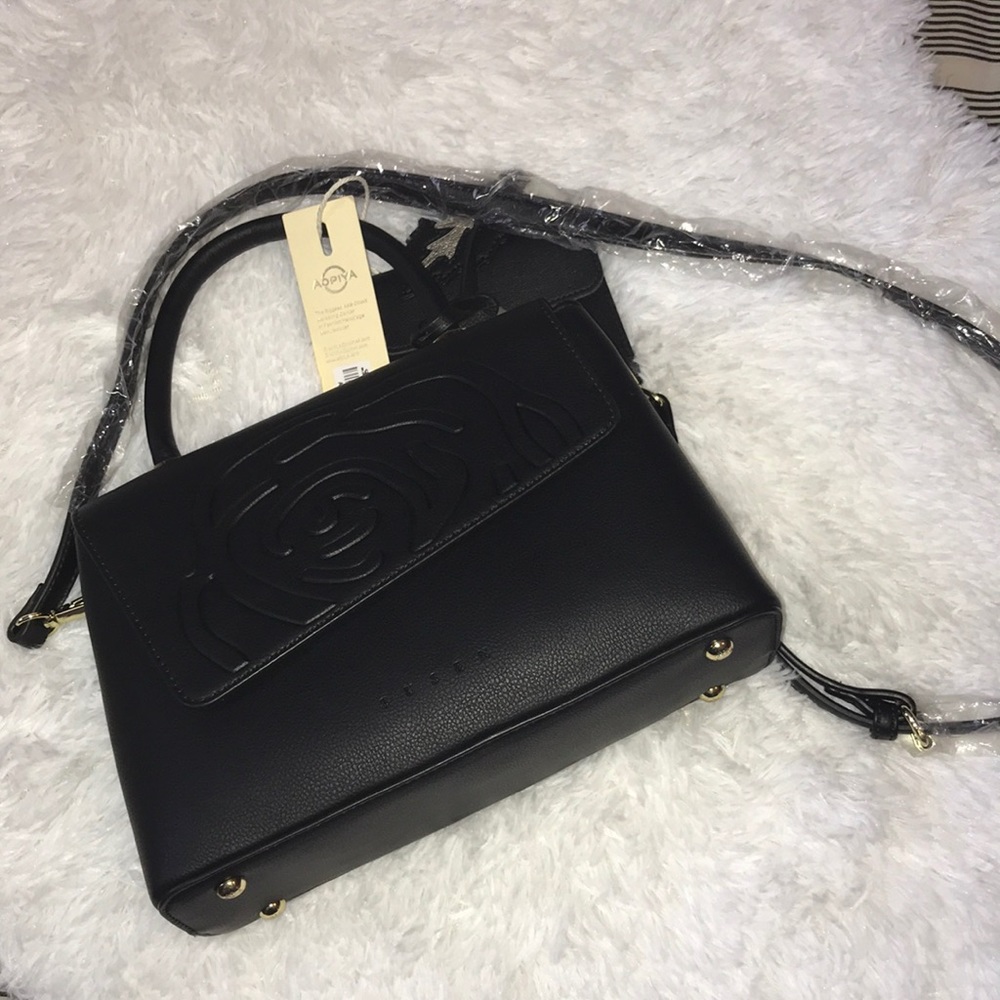 Trendy black side bag with wallet
